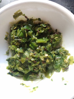 ગ્રીન ગાર્લિક ચટણી (Green Garlic Chutney Recipe In Gujarati) રેસીપી મુખ્ય ફોટો