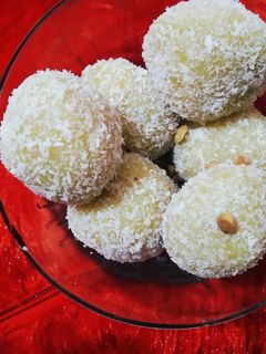 खोया नारियल लड्डू (Khoya nariyal laddu recipe in hindi) रेसिपी मुख्य फोटो