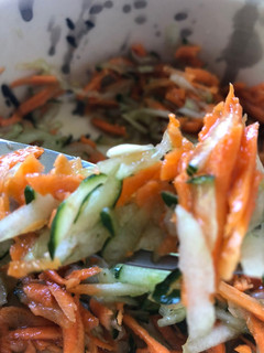 Una foto de Ensalada agridulce de pepino y zanahorias