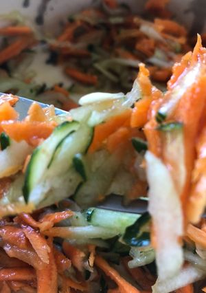 Foto principal de Ensalada agridulce de pepino y zanahorias
