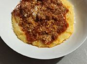 Una foto di polenta al sugo
