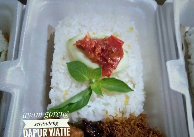 Ayam goreng serundeng untuk nasi kotak mini