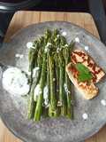 Asperges et halloumi grillées sauce mentholée