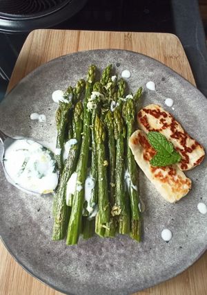 Une photo de Asperges et halloumi grillées sauce mentholée
