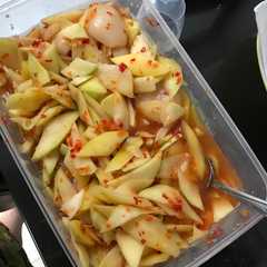 A picture of Manisan mangga super seger dan pedas 😋.