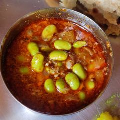 A picture of Green Soyabean Curry.