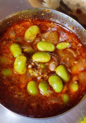 A picture of Green Soyabean Curry.