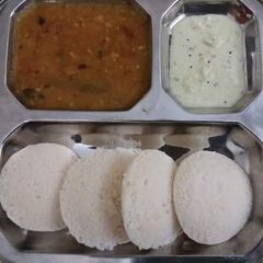 A picture of Idli sambhar.