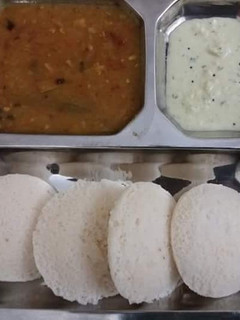 A picture of Idli sambhar.