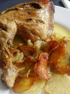 Una foto de Contramuslo asado con patatas