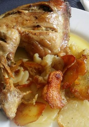 Una foto de Contramuslo asado con patatas