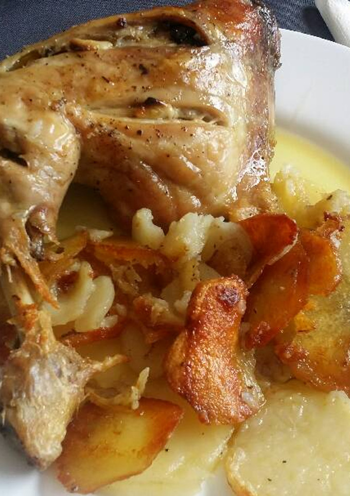 Una foto de Contramuslo asado con patatas