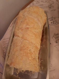 Una foto de Rulo de hojaldre relleno de ensaladilla de marisco