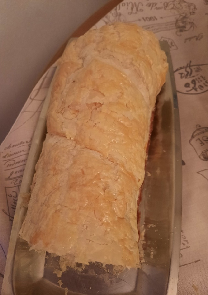 Una foto de Rulo de hojaldre relleno de ensaladilla de marisco