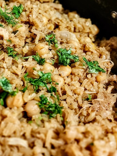 Una foto de MI ARROZ🧡 Con POLLO🍗y Garbanzos...!
