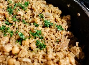 Una foto de MI ARROZ🧡 Con POLLO🍗y Garbanzos...!
