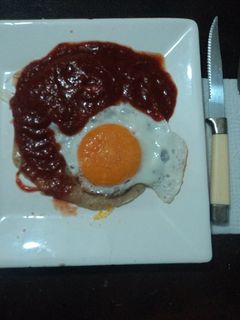 Una foto de Huevo ranchero con salsa de chiles secos fritos, xoconostle y jitomate madura la Abuela Chole