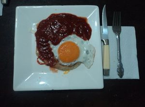 Una foto de Huevo  ranchero con salsa de chiles secos fritos, xoconostle y  jitomate madura la Abuela Chole
