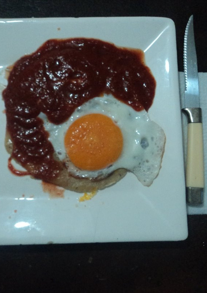 Una foto de Huevo  ranchero con salsa de chiles secos fritos, xoconostle y  jitomate madura la Abuela Chole