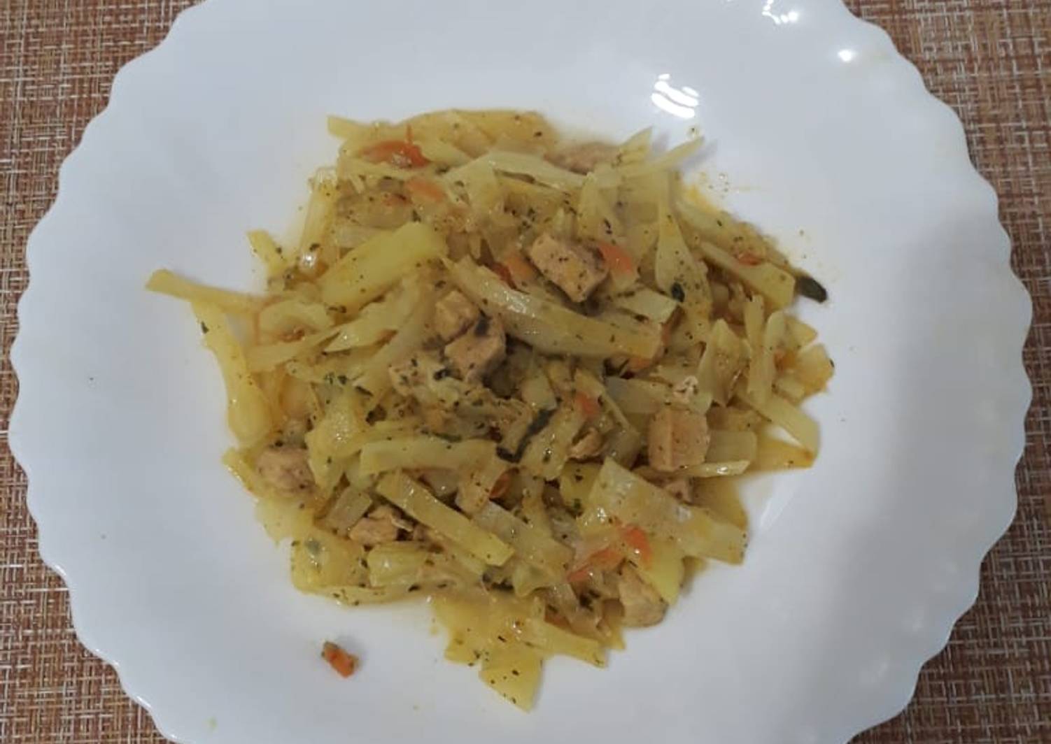Тушим капусту с мясом в казане. Тушеная капуста с мясом. капуста тушёная с мясом бельович. тушеная капуста с фуагра. тушёная капуста с мясом на сковороде пошаговый рецепт.