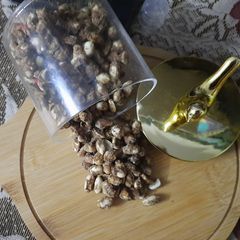 A picture of Jaggery coated peanut.