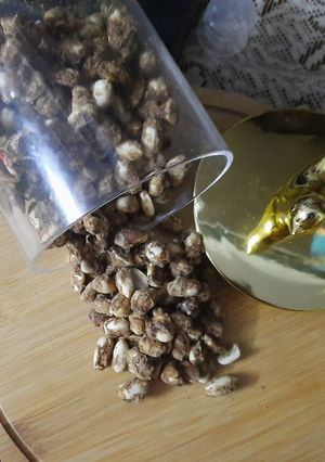 A picture of Jaggery coated peanut.