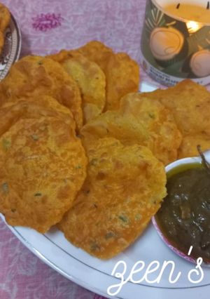 A picture of Aloo Pooris.