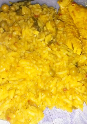 Una foto de Arroz amarillo con pollo