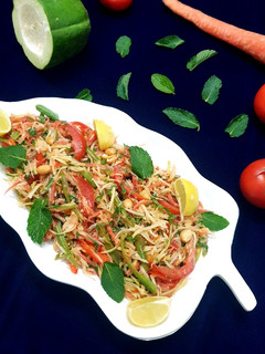 થાઇ ગ્રીન પપૈયા સલાડ (Thai green papaya salad recipe in Gujarati રેસીપી મુખ્ય ફોટો
