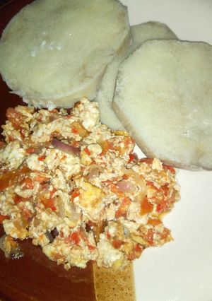 A picture of Boiled yam with egg sauce.