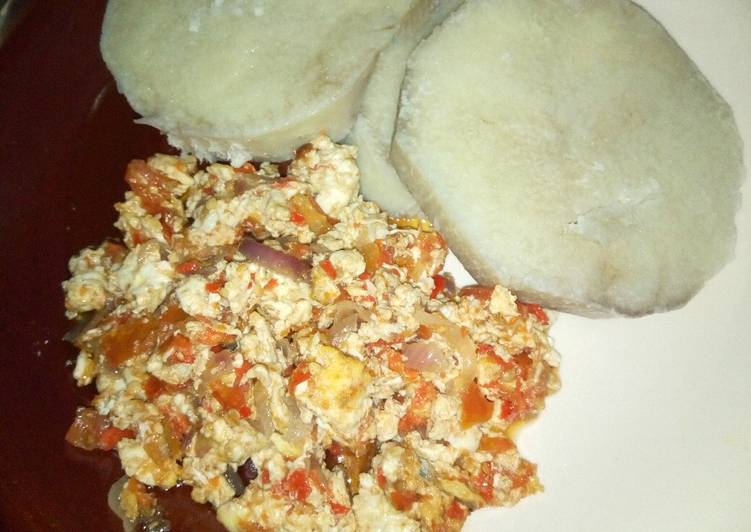Boiled yam with egg sauce