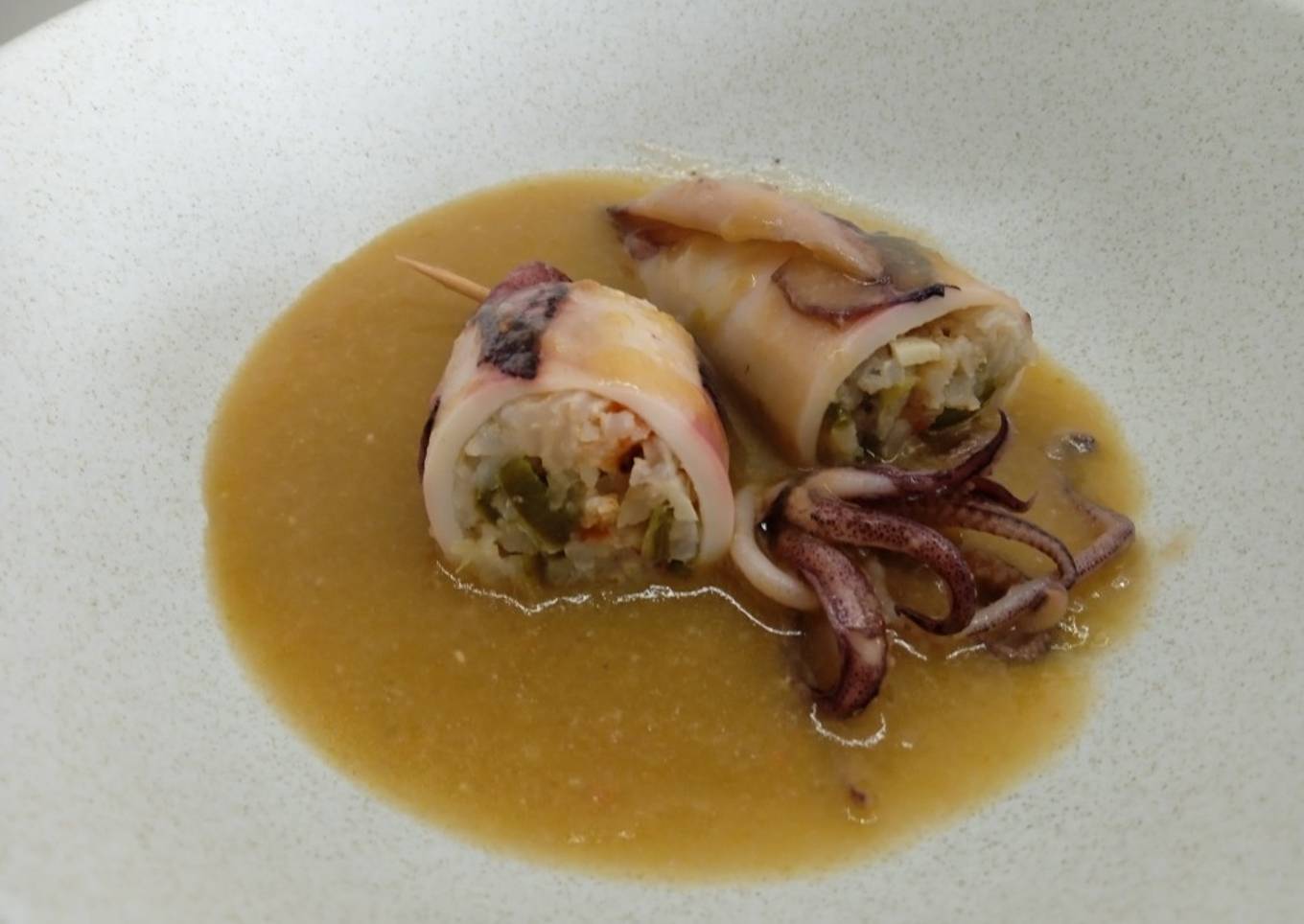 Calamares rellenos de arroz y langostinos