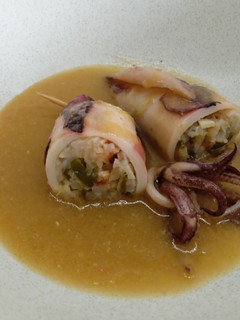 Una foto de Calamares rellenos de arroz y langostinos