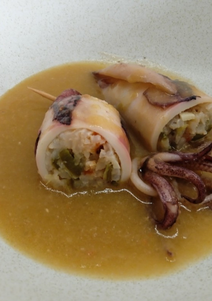Una foto de Calamares rellenos de arroz y langostinos