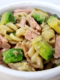 Una foto de Pasta con palta y atún