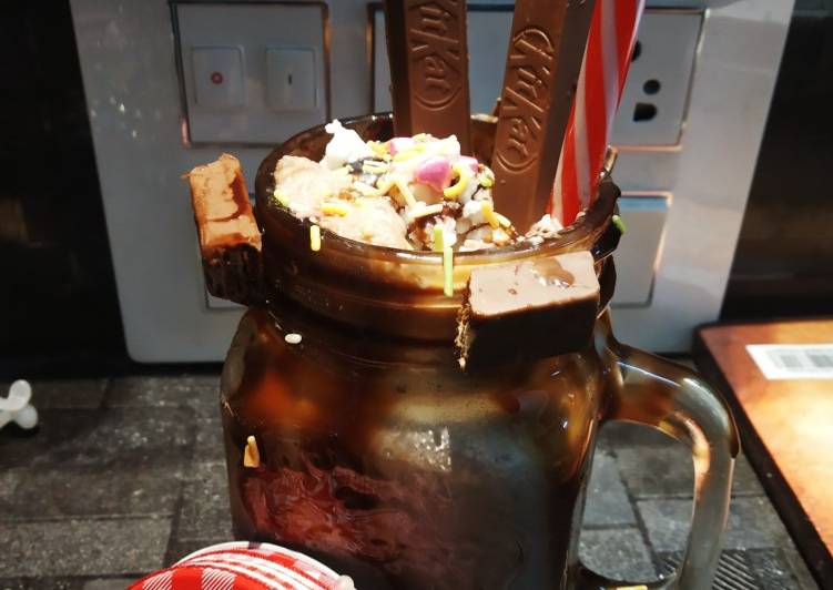 Steps to Make KitKat Chocolate Freak Shake in 20 Minutes at Home