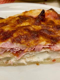 Una foto de Pizza de hojaldre rellena facilísima 😉