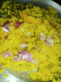 पोहा (poha recipe in hindi) रेसिपी मुख्य फोटो