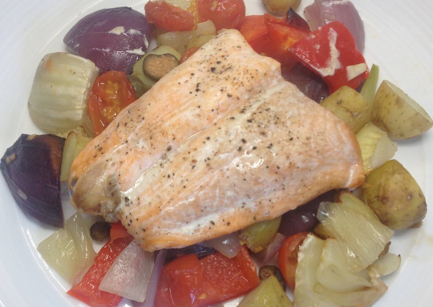 Mediterranean Salmon Tray Bake Recipe by Anny Plummer - Cookpad India