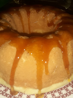 Una foto de Torta rellena de dulce de leche cubierta de caramelo
