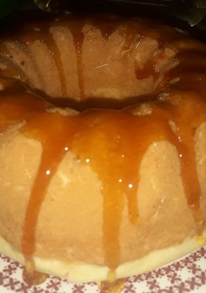 Una foto de Torta rellena de dulce de leche cubierta de caramelo