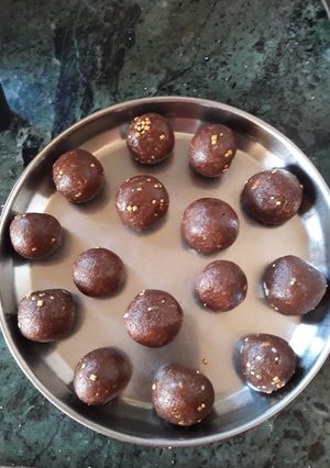 ચોકલેટ બોલ્સ (Chocolate Balls Recipe In Gujarati) રેસીપી મુખ્ય ફોટો