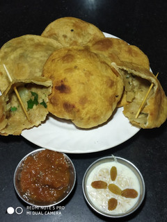 आलू की पूरी (aloo ki puri recipe in hindi) रेसिपी मुख्य फोटो
