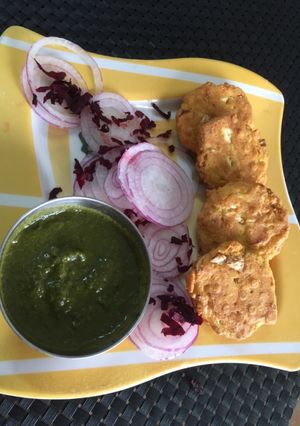 A picture of Dal chana cabbage vada.