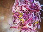 Una foto de habanero con cebolla morada