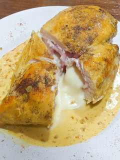 Una foto de Pechuga rellena en salsa de azafrán