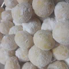 A picture of Putri Salju Keju Lumer / Cheesy snow ball (by.tintinrayner).