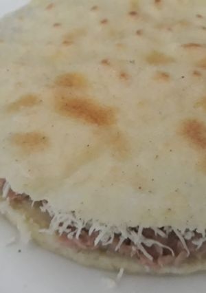 Una foto de Arepa ocañera rellena de atún