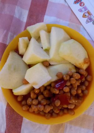 A picture of Green apples with moroccan style chickpeas.