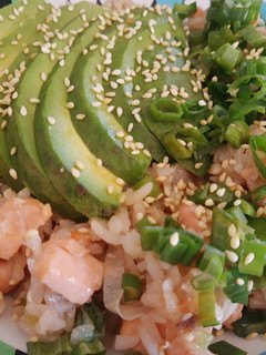 Una foto de Yakimeshi de salmón y camarones